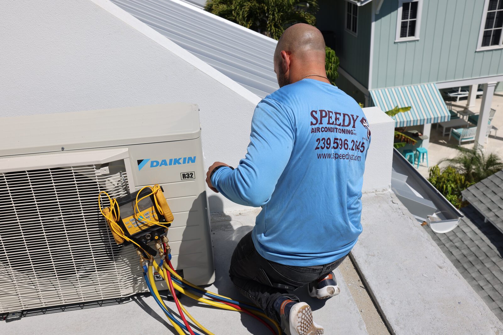 Charging a rooftop Daikin R32 condenser